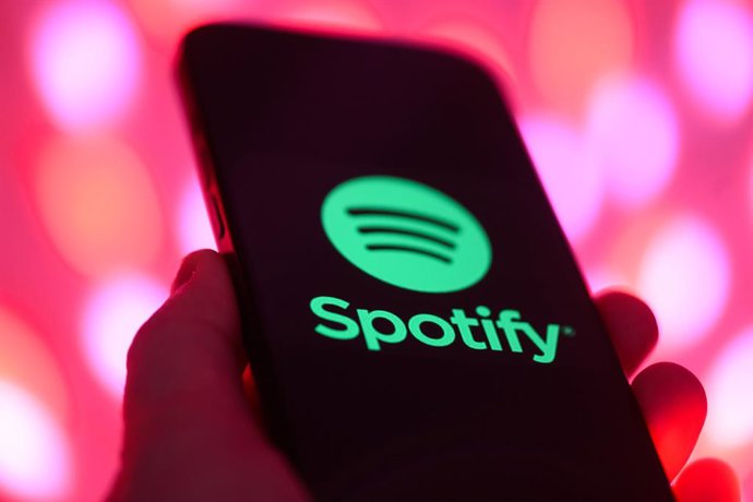Archivo - FILED - 02 December 2025, Saxony, Dresden: FILE PHOTO - The logo of the music streaming provider Spotify can be seen on a smartphone in Dresden. Photo: Robert Michael/dpa