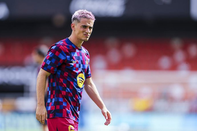 Gavi, do FC Barcelona, faz o aquecimento durante a partida de futebol da LaLiga EA Sports, disputada entre o Valencia CF e o FC Barcelona no estádio Mestalla, em 6 de setembro de 2026, em Valência, Espanha.