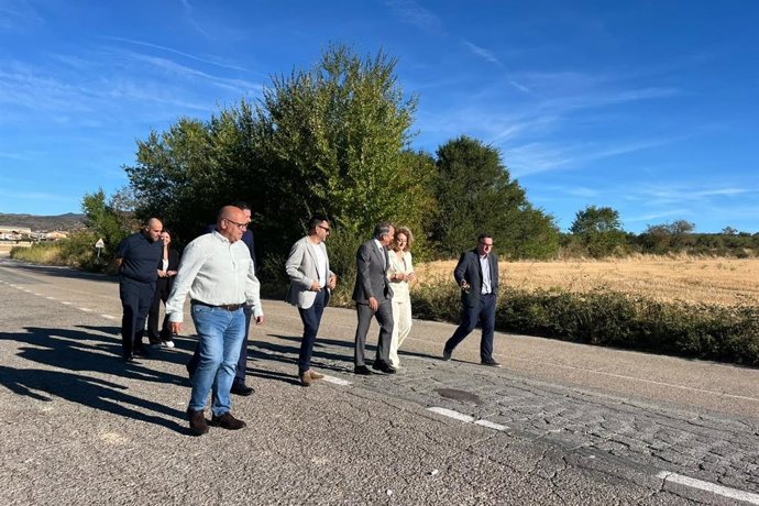 El consejero Óscar Chivite, Jesús Mari Rodríguez y Susana Castanera, en su visita a Allo
