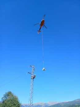 Moment de les obres amb l'ajuda d'un helicòpter