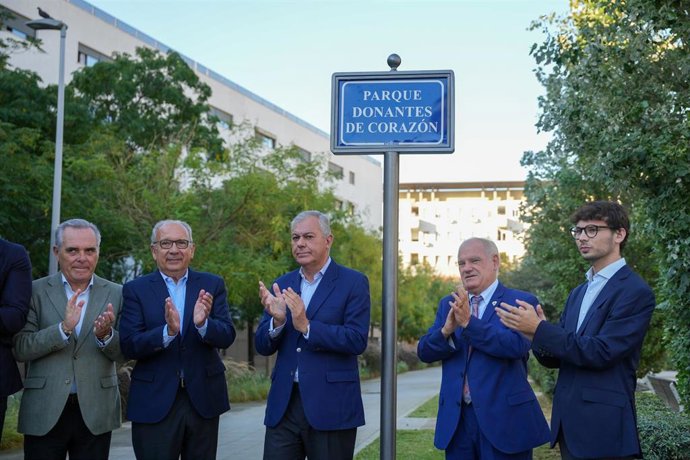 El alcalde de Sevilla, José Luis Sanz, durante la inauguración de la Plaza Donante de Órganos de Nervión.