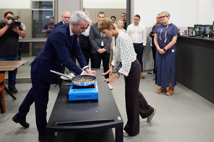 La presidenta de Navarra, María Chivite, y el consejero de Educación, Carlos Gimeno, visitan las mejoras realizadas en las instalaciones del Centro Integrado Politécnico San Juan en Tudela.