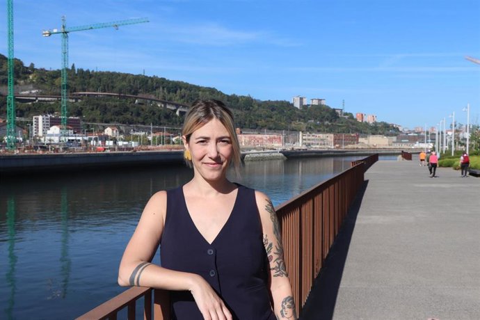 La edil de EH Bildu Garazi Perez en el paseo del Canal de Deusto