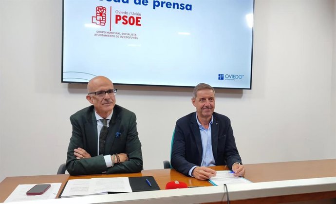 El portavoz del Grupo Municipal Socialista del Ayuntamiento de Oviedo, Carlos Fernández Llaneza, y el concejal Jorge García Monsalve en rueda de prensa.