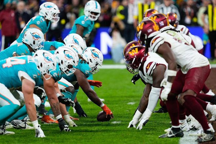 Archivo - Aaron Brewer (Miami Dolphins) en el partido de la NFL contra Washington Commanders disputado en el Bernabéu, el 16 de noviembre de 2025.