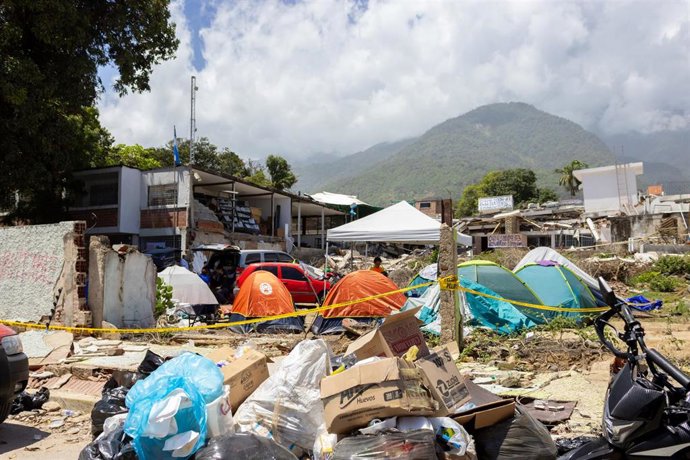 Archivo - Afectados por los terremotos de Venezuela a la intemperie.