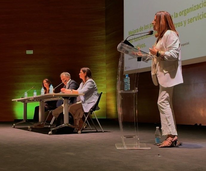 La consejera de Educación, María del Carmen Castillo, en la jornada de Dos Hermanas (Sevilla) para formar a los directores andaluces en la nueva norma de funcionamiento de los centros.