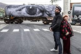 Los autores de 'Caras y Lugares', Agnès Varda y JR
