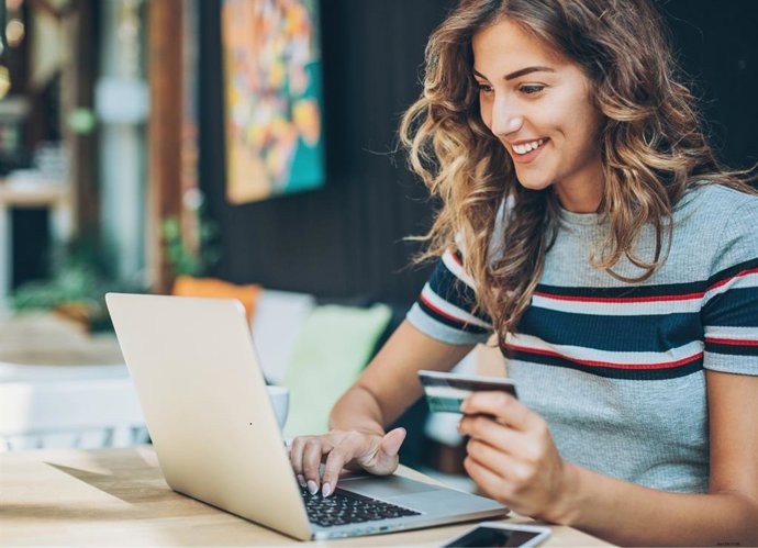 Archivo - Una mujer compra por Internet