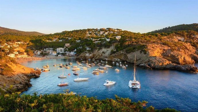 Yacht charter en Ibiza; una forma exclusiva de descubrir las calas de la isla