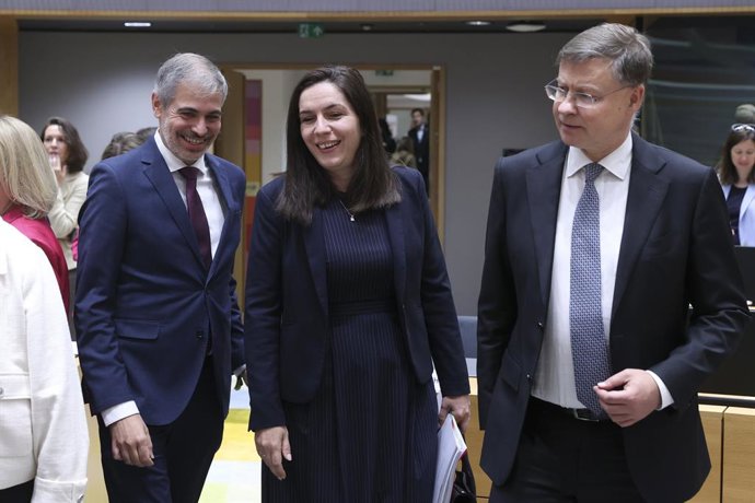 O secretário de Estado para a União Europeia, Fernando Sampedro, e o comissário de Assuntos Econômicos, Valdis Dombrovskis, ao chegarem à reunião do Conselho de Assuntos Gerais da UE, em Bruxelas.