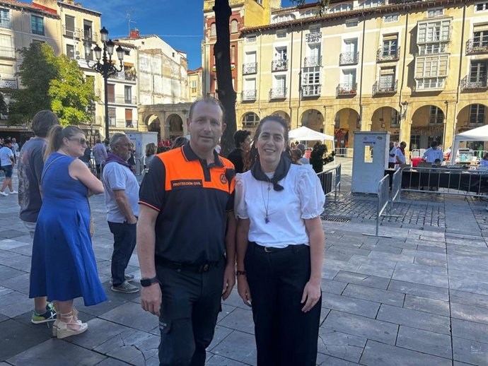 La concejala de Festejos, Laura Rivas, acompañada por el responsable de Protección Civil de Logroño, Eduardo Modrego,