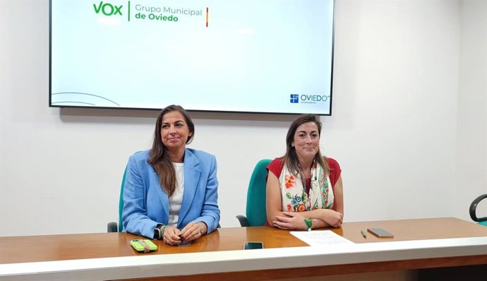 La portavoz de Vox en el Ayuntamiento de Oviedo Sonsoles Peralta y la concejala Alejandra González.