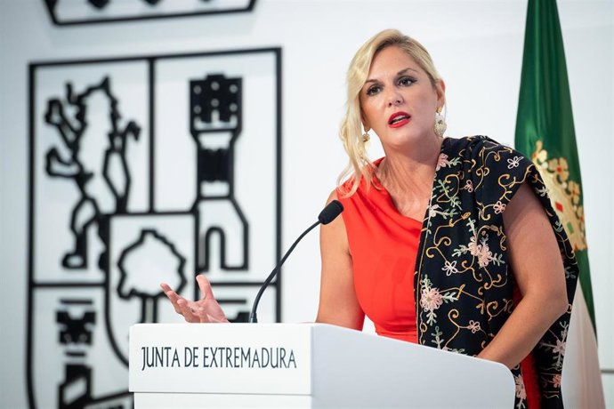 La portavoz de la Junta y consejera de Hacienda, Administración Pública y Diálogo Social, Elena Manzano, en la rueda de prensa posterior a la reunión del Consejo de Gobierno
