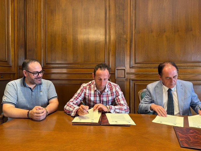 De izquierda a derecha: José Antonio Vega, Luis José Lucas y Benito Serrano firman el convenio para la regulación micológica en Soria