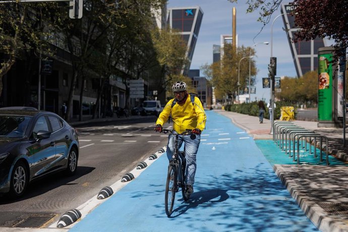 Archivo - Un ciclista circula por el nuevo carril bici del Paseo de la Castellana, a 3 de abril de 2023, en Madrid (España).