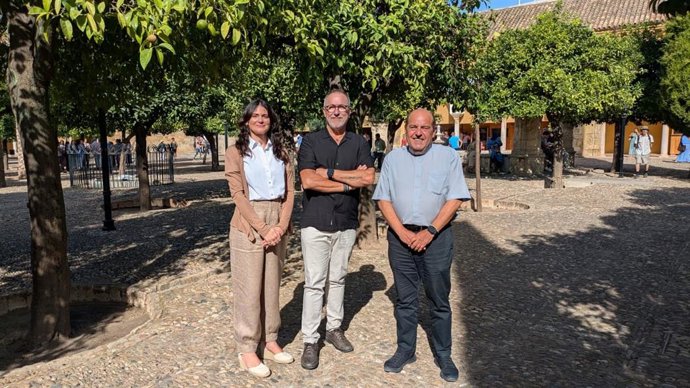 (Desde Izda.) Carmen De Prado, Ángel Lora Y José Juan Jiménez Güeto, En El Patio De Los Naranjos.
