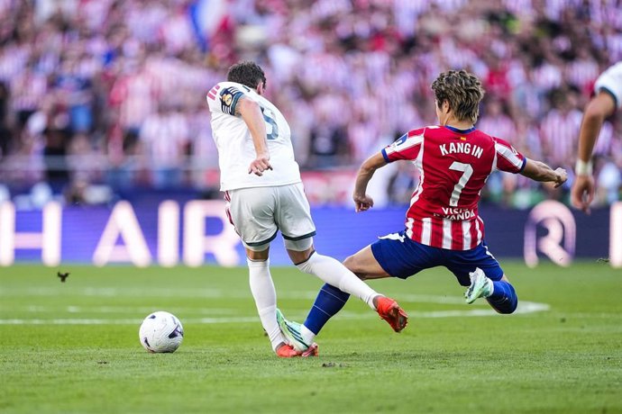 El uruguayo Fede Valverde (Real Madrid CF) recibe una entrada de Kang-in Lee (Atlético de Madrid), en el derbi de LaLiga EA Sports 2026-27 disputado en el Riyadh Air Metropolitano.