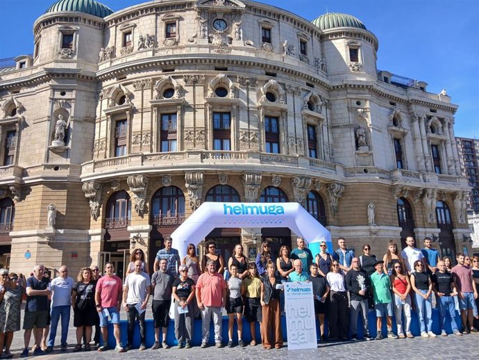 Acto de Sare en la Plaza Arriaga de Bilbao, junto a representantes de partidos políticos, sindicatos y otros agentes.