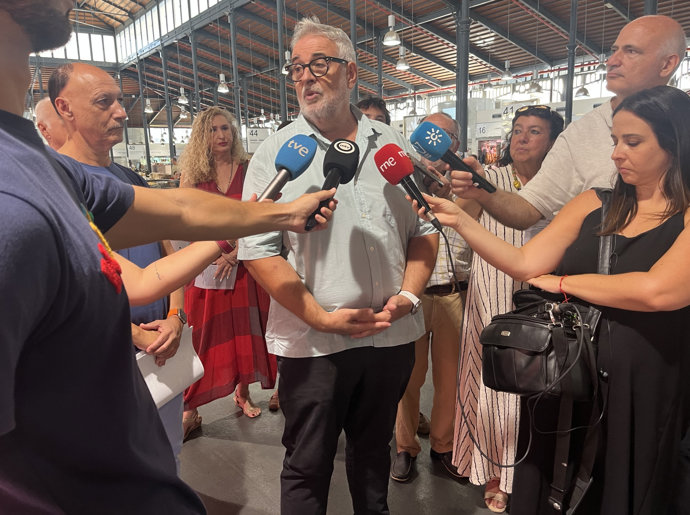 El coordinador de la Mesa en Defensa del Ferrocarril de Almería, José Carlos Tejada, atiende a los medios.