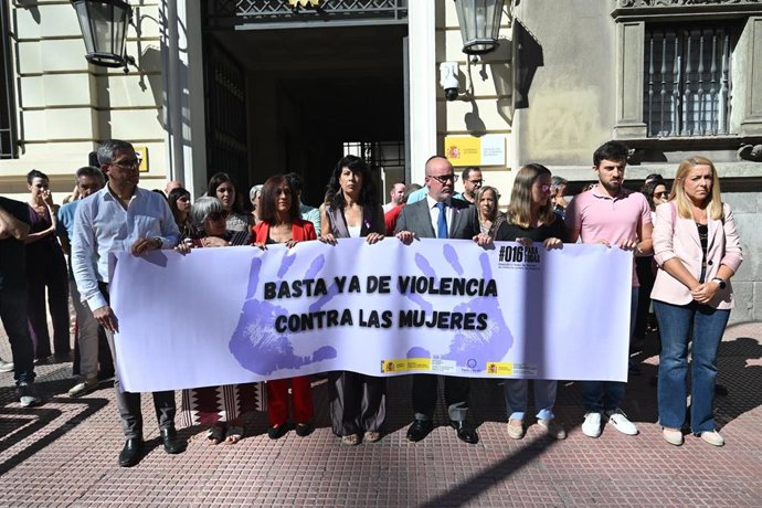 La ministra de Igualdad, Ana Redondo (4i), y el delegado del Gobierno en la Comunidad de Madrid, Francisco Martín (4d), durante un minuto de silencio por el asesinato por presunta violencia de género de una mujer en la provincia de Madrid, en la Sede de l