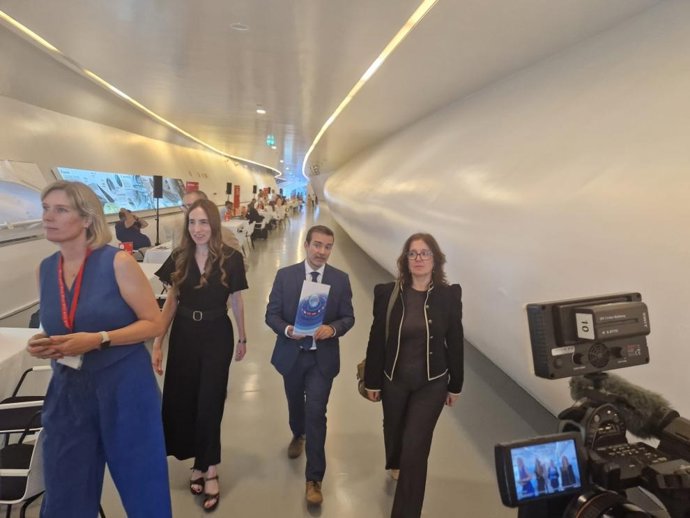 La consejera Eva Valle junto al director general Javier Camo en Meet the Buyer 2026.