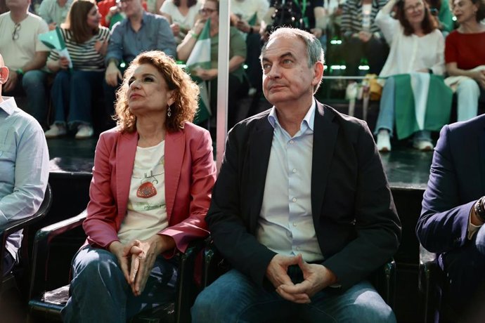 Archivo - La secretaria general del PSOE-A y candidata a la Presidencia de la Junta, María Jesús Montero (i), en un acto público junto al expresidente del Gobierno José Luis Rodríguez Zapatero (d). A 14 de mayo de 2026, en Cádiz (Foto de archivo).