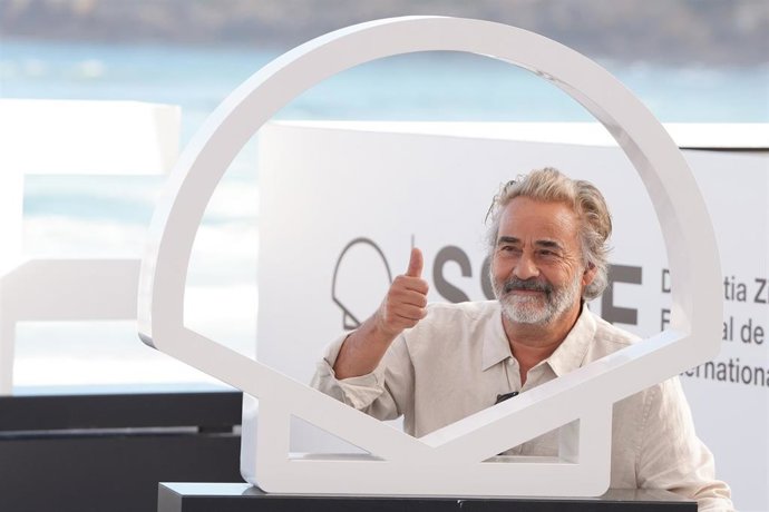 El actor Eduard Fernández, durante el photocall de la película 'El mal padre' en el Festival de San Sebastián, en el Palacio de Congresos Kursaal, a 22 de septiembre de 2026, en San Sebastián, Guipúzcoa, País Vasco (España). La película 'El mal padre', es