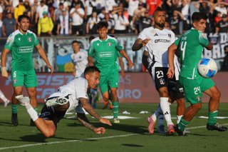 Futbol, Colo Colo vs Audax Italiano Fecha 30, Liga de primera 2025. El jugador de Colo Colo Javier Correa es fotografiado durante un partido de la liga de primera contra Audax Italiano disputado en el estadio Monumental de Santiago,