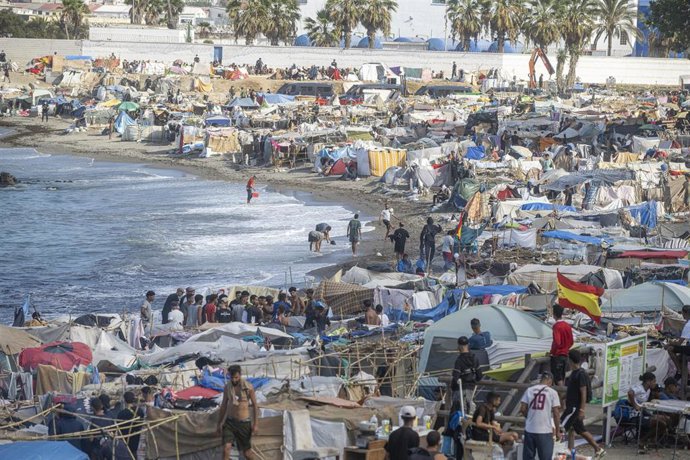 Migrantes en chabolas, en la playa de Trampolín, a 19 de septiembre de 2026, en Ceuta (España). 
