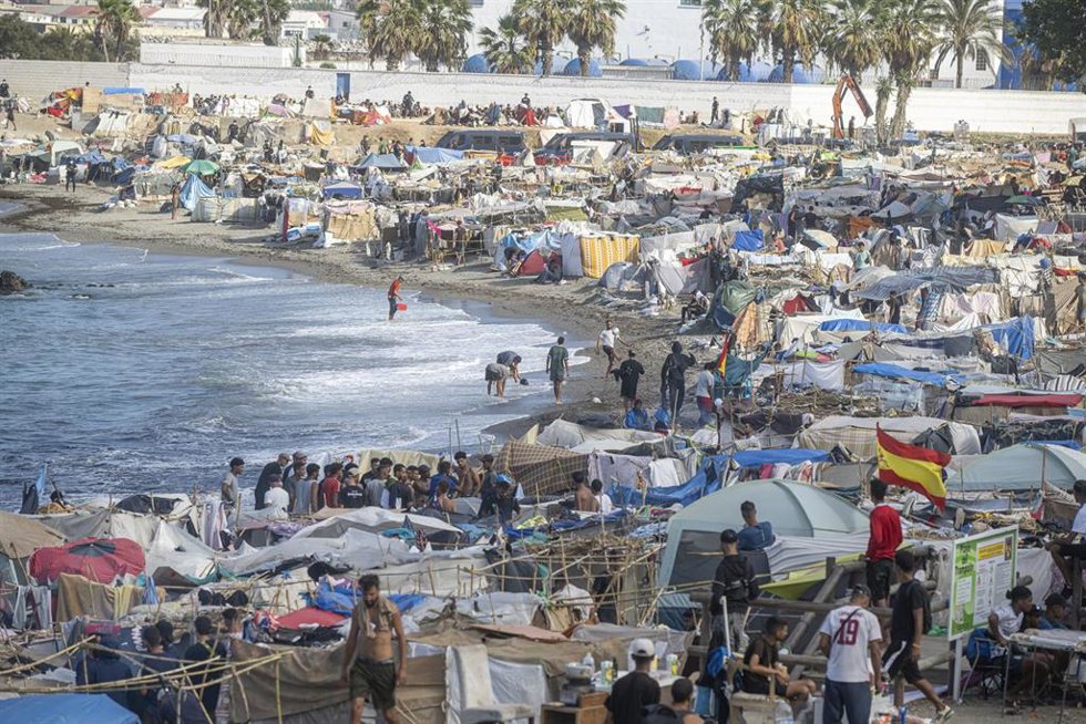 Migrantes en chabolas, en la playa de Trampolín, a 19 de septiembre de 2026, en Ceuta (España). 