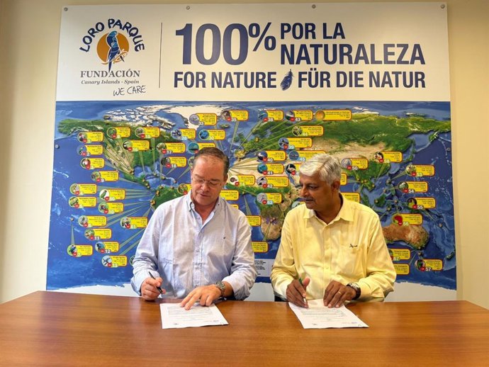 El presidente de Loro Parque Fundación, Christoph Kiessling y Vivek Menon, presidente de la UICN SSC, en la firma de una alianza oara proteger especies amenazadas