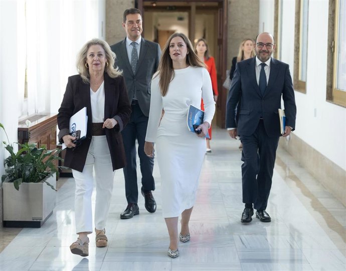 La portavoz del PP en el Congreso, Ester Muñoz (2d)