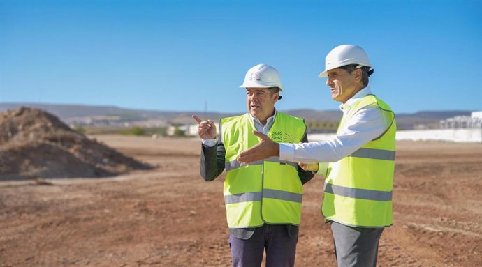 El delegado del Gobierno de España en Andalucía, Pedro Fernández, ha visitado este martes las obras del edificio del IFMIF-DONES, "una gran instalación científica que situará esta localidad en el mapa internacional de la investigación".