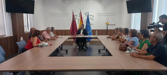 El delegado del Gobierno en la Región de Murcia, Francisco Lucas, reunido con integrantes de la Plataforma de Afectados por las Prótesis Sanitarias de Dudosa Calidad del Servicio Murciano de Salud