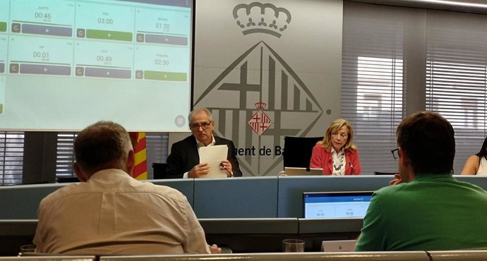 Valls durant la Comissió Extraordinària d'Economia i Hisenda d'aquest dimarts