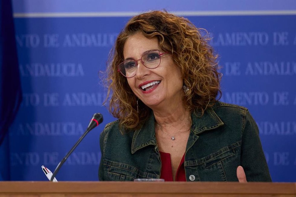 La secretaria general del PSOE-A, María Jesús Montero, en rueda de prensa en el Parlamento andaluz.