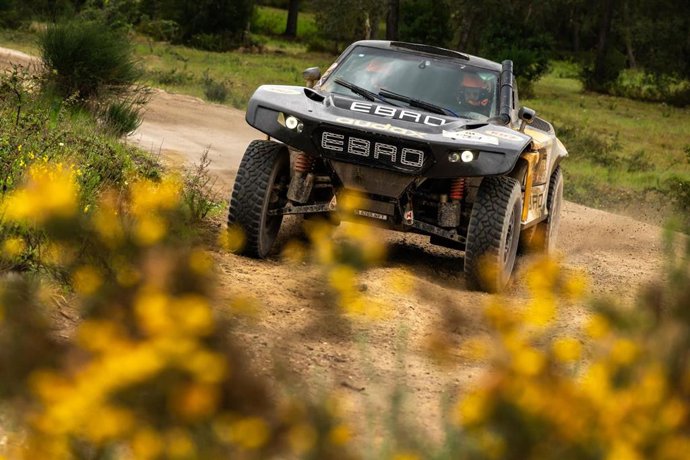 Archivo - La piloto española Laia Sanz y su copiloto Maurizio Gerini, del Ebro Audax Motorsport, en el Rally-Raid Portugal 2026.