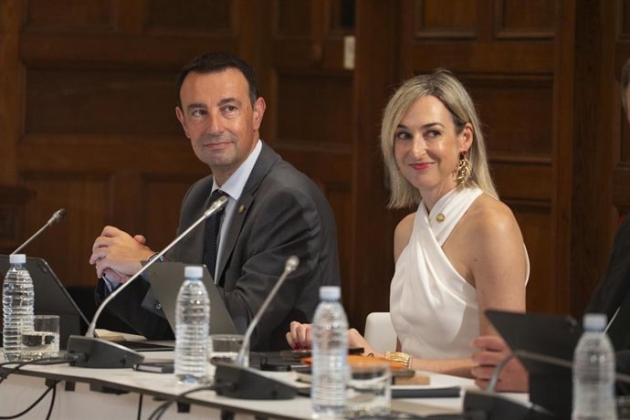 Archivo - El vicelehendakari segundo y consejero de Economía, Mikel Torres y la consejera de Gobernanza, Administración Digital y Autogobierno y portavoz del Gobierno Vasco, María Ubarretxena