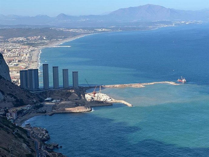 Zoan de Gibraltar donde se está construyento y Ecologistas denuncian rellenos y dispersión de materiales al mar.