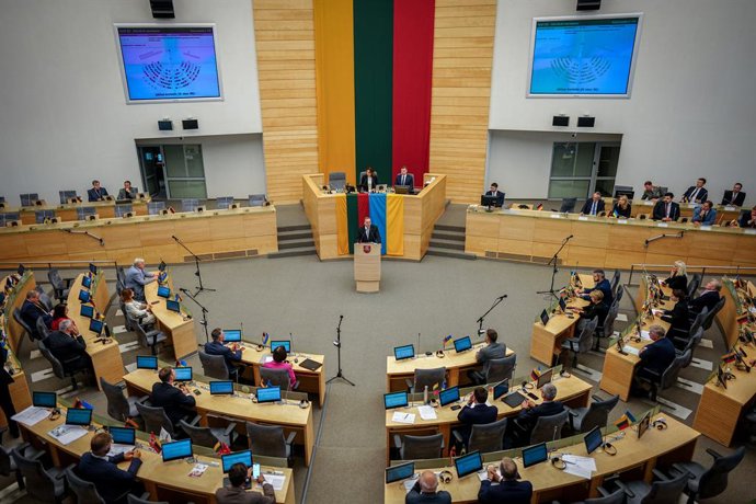 Archivo - 26 September 2024, Lithuania, Vilnius: Boris Pistorius, German Minister of Defense, speaks to members of the Lithuanian parliament. Pistorius will also travel to Szczecin in Poland for a visit to the NATO Command for North-East Europe. Photo: Ka