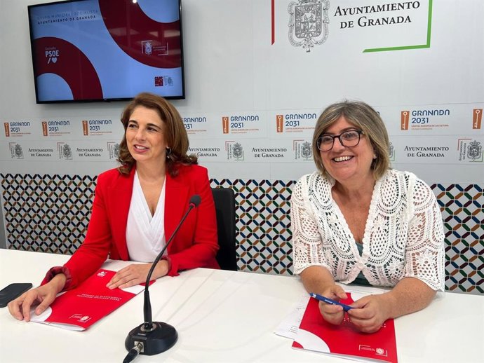 La portavoz del grupo del PSOE, Raquel Ruz, y la edil socialita, Ana Muñoz, han criticado en rueda de prensa la que han considerado una "nefasta gestión" de Carazo al "provocar la pérdida de más de 3,1 millones" de fondos de la UE para 'Granada Respira'.