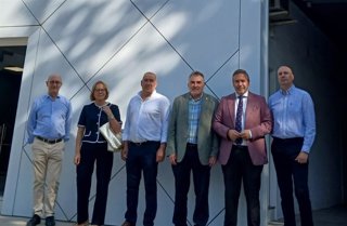 El delegado de Economía, Hacienda y Fondos Europeos y de Industria, Energía y Minas, Gumersindo Fernández, y el alcalde de Santa Fe, Juan Cobo, han realizado una visita a las instalaciones de Curvados Alhambra tras la modernización de las mismas.