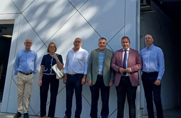 El delegado de Economía, Hacienda y Fondos Europeos y de Industria, Energía y Minas, Gumersindo Fernández, y el alcalde de Santa Fe, Juan Cobo, han realizado una visita a las instalaciones de Curvados Alhambra tras la modernización de las mismas.