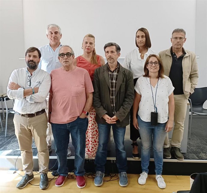 Representantes de la Red de Inclusión Activa (Redia) de Gijón, acompañados de la directora de la Fundación Municipal de Servicios Sociales, Covandonga Landín,