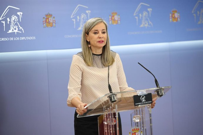 A porta-voz do Sumar no Congresso, Verónica Martínez Barbero, durante uma coletiva de imprensa no Congresso dos Deputados, em 15 de setembro de 2026, em Madri (Espanha).