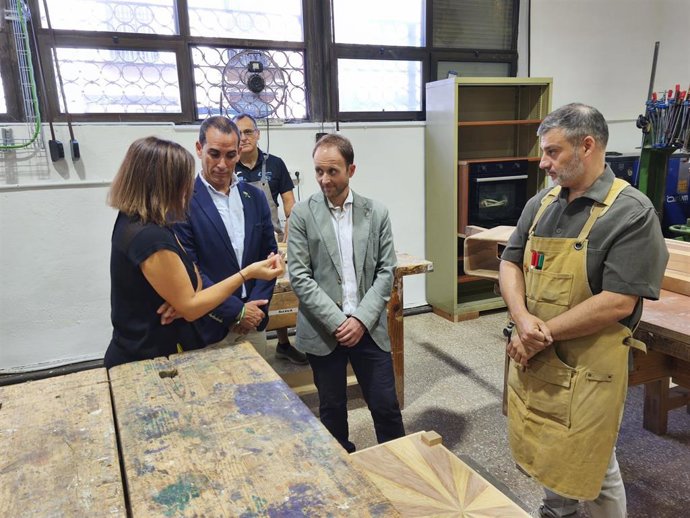 El delegado del Gobierno andaluz, Erik Domínguez (c), en la Escuela de Arte José Nogué.