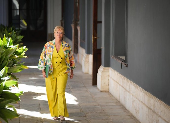 La vicepresidenta tercera y consejera de Economía, Hacienda y Fondos Europeos, y portavoz del Gobierno andaluz, Carolina España, a su llegada a la rueda de prensa posterior al Consejo de Gobierno. A 22 de septiembre de 2026 en Sevilla.
