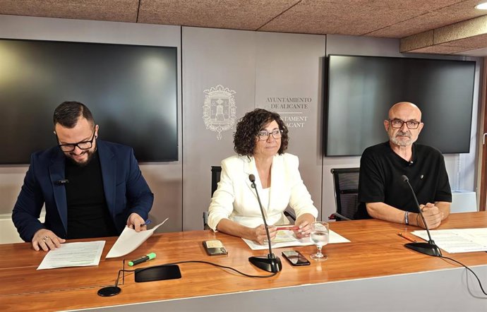 Rueda de prensa ofrecida este martes por los portavoces del PSPV, Trini Amorós (c); de Compromís, Rafa Mas (i); y de EU-Podem, Manolo Copé (d), en el Ayuntamiento de Alicante