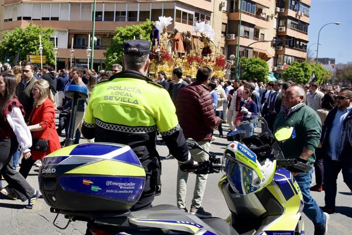 Archivo - Un policía municipal durante el paso de La Hermandad de San Pablo.